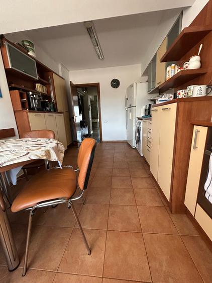 Apartament cu 3 camere decomandat în Peninsula