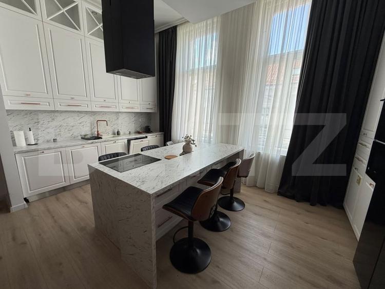 Apartament cu 3 camere semidecomandat, mobilat în Central