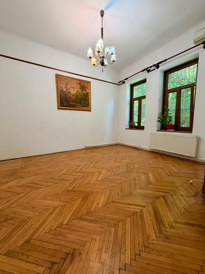 Casă individuală cu 8 camere cu Garaj în Dorobanți