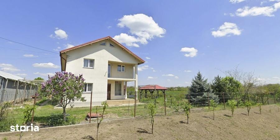 Casă cu 8 camere cu Teren 4000 Mp în Vâlcelele