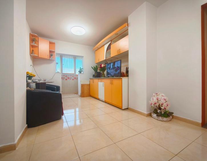 Vând apartament cu 3 camere central,  - 4