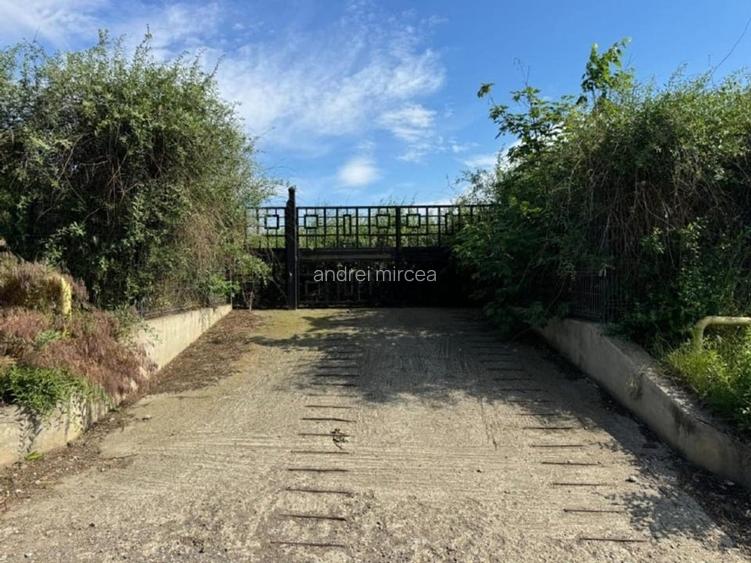 Teren la stradă 1200 m2