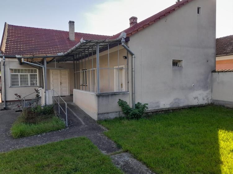 Imobil cu teren pentru birouri sau activități comerciale – Tileagd, centru  - 8