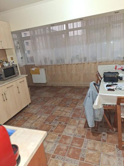 Inchiriez apartament 3 camere - 2