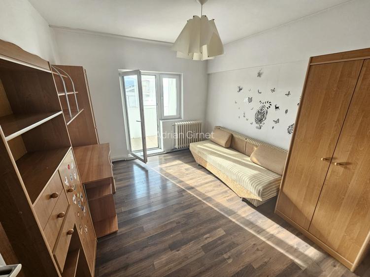Apartament 3 camere decomandat in Zona Nicolina 2 COD :