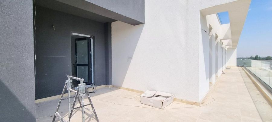 Penthouse cu 3 camere decomandat în Nord-Est
