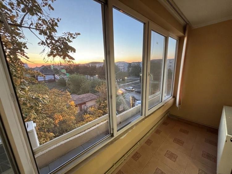 Apartament cu 3 camere semidecomandat în Complex Studențesc