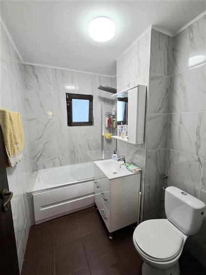 Apartament cu 3 camere decomandat, mobilat în Far