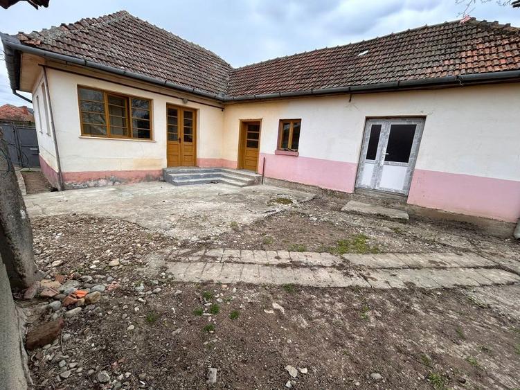 Vand casa cu 4 camere - 1