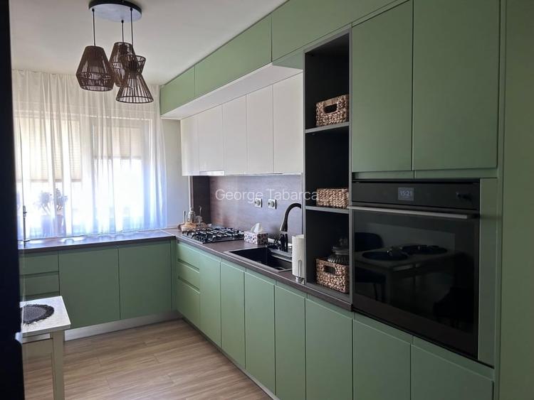 Apartament 4 Camere - Ultracentral, 100 mp, Etaj 4/4, Partial Renovat Apartament 4 Camere - Ultracentral, 100 mp, Etaj 4/4, Partial Renovat