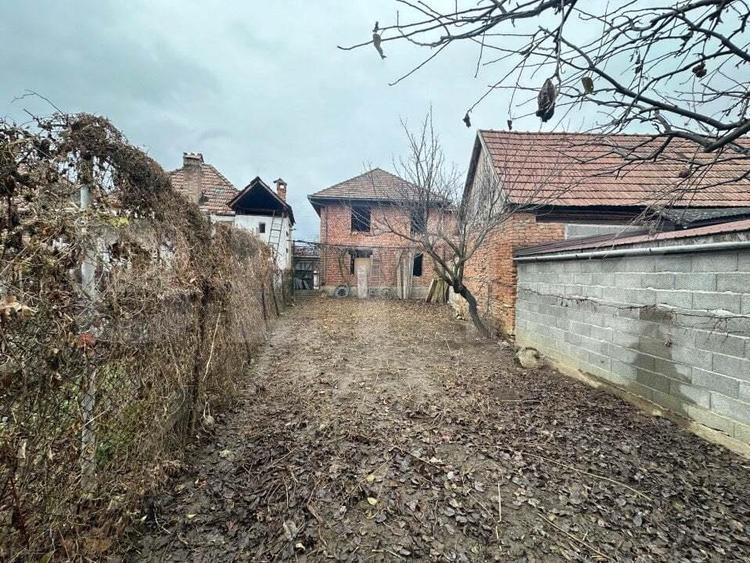 Casa la ro?u cu 7 camere, 2 bai, 1 bucatarie. - 2