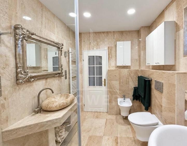 Casă individuală cu 7 camere cu Canalizare în Calea Poplăcii