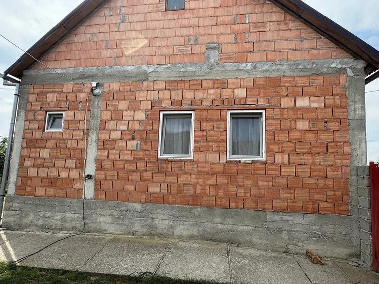 Casă cu 4 camere cu Teren 2800 Mp în Exterior Vest