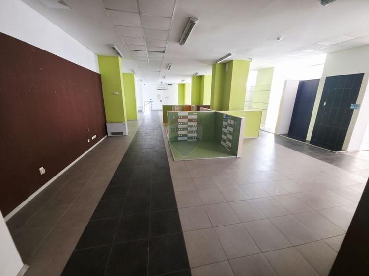 Spațiu comercial de 828 mp de vânzare în zona 1 Mai - 15