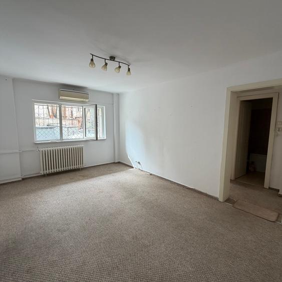 Piata Romana - parter de bloc - nemobilat - constructie 1981 - 2