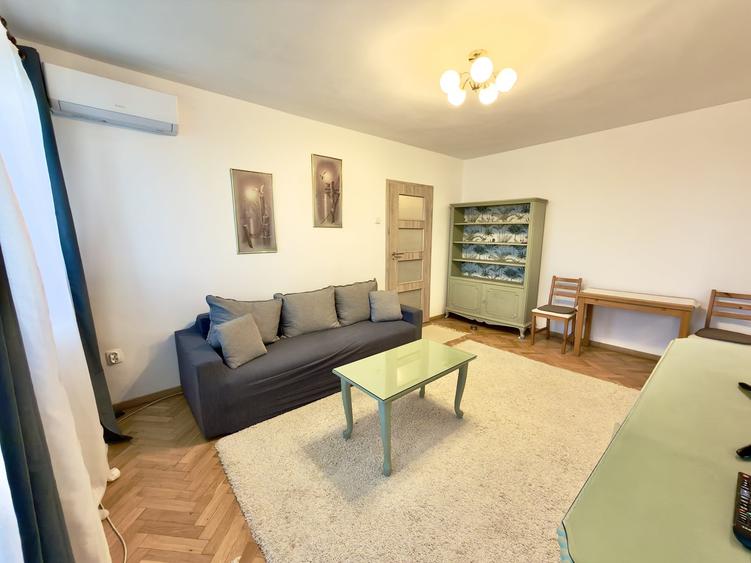 Apartament cu 2 camere semidecomandat, mobilat în P-ța Victoriei