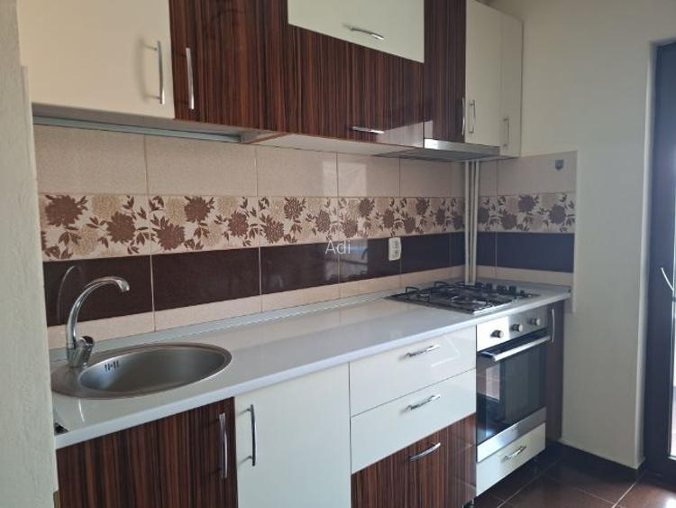 Închiriez apartament cu doua camere, în zona centrala.