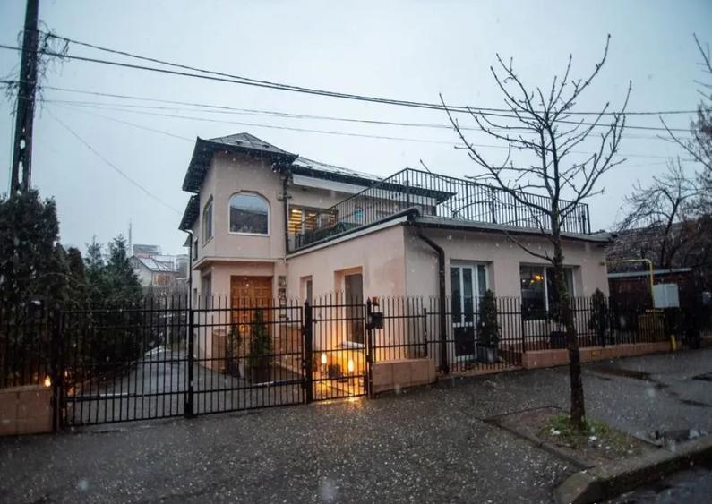 De inchiriat apartament 3 camere in vila, Strada Trivale - 1