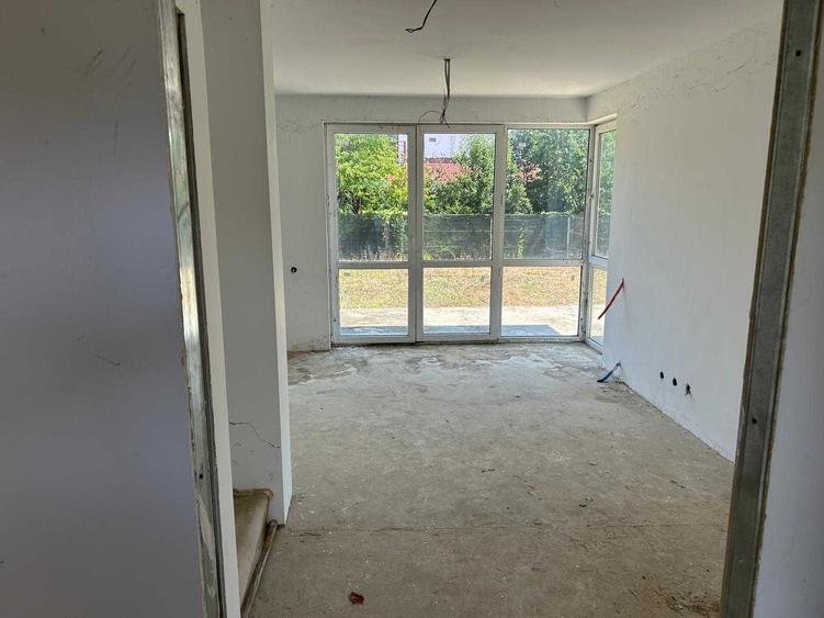 Casă cu 3 camere cu Teren 374 Mp în Băneasa