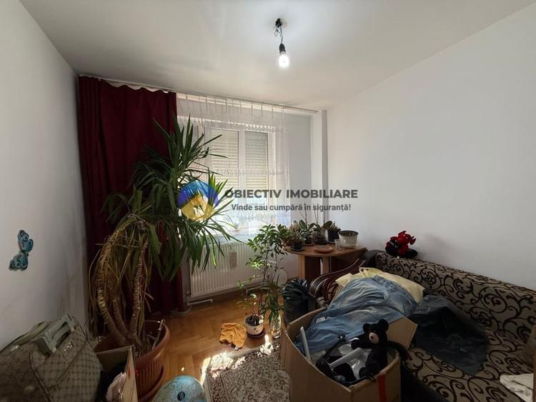 Apartament cu 4 camere semidecomandat în Precista