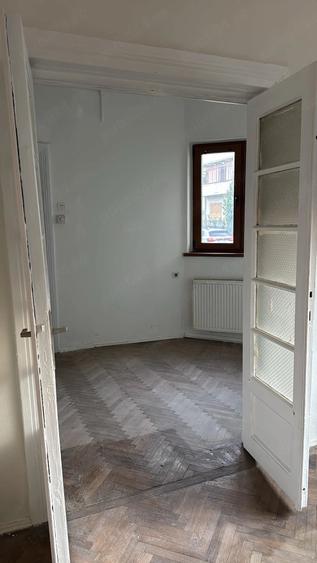 Apartament cu 3 camere semidecomandat în Tineretului