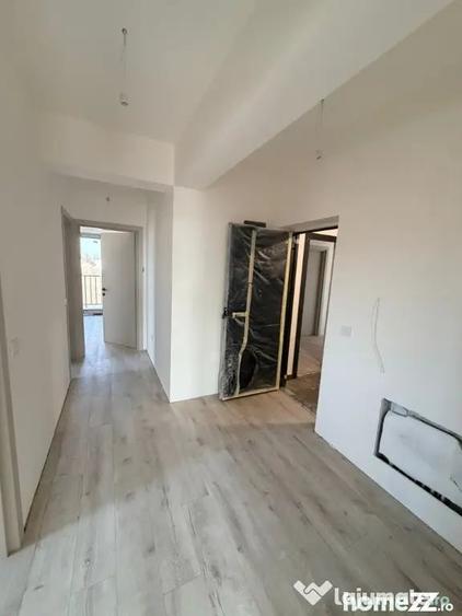 Apartament cu 3 camere semidecomandat în Rediu