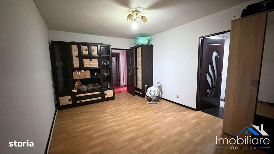Apartament 3 camere de vanzare Petrosani, Piata Dacia, Etaj 2 - 5