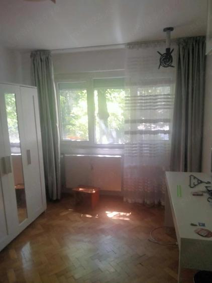 Apartament cu 3 camere semidecomandat în Berceni