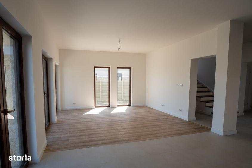 Casă cu 4 camere în Albina