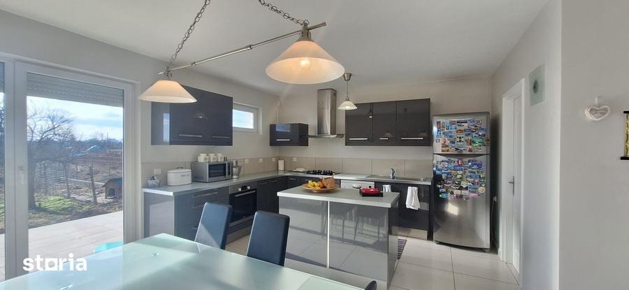 Casă cu 5 camere cu Teren 3100 Mp în Sud