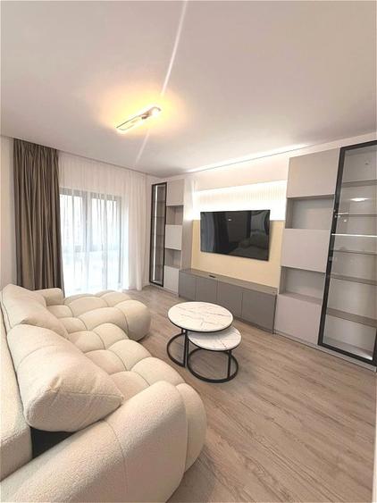 Apartament cu 3 camere semidecomandat, mobilat în Pipera
