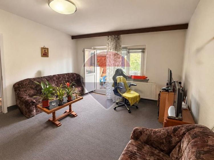 Apartament cu 2 camere semidecomandat, mobilat în Craiovița Nouă