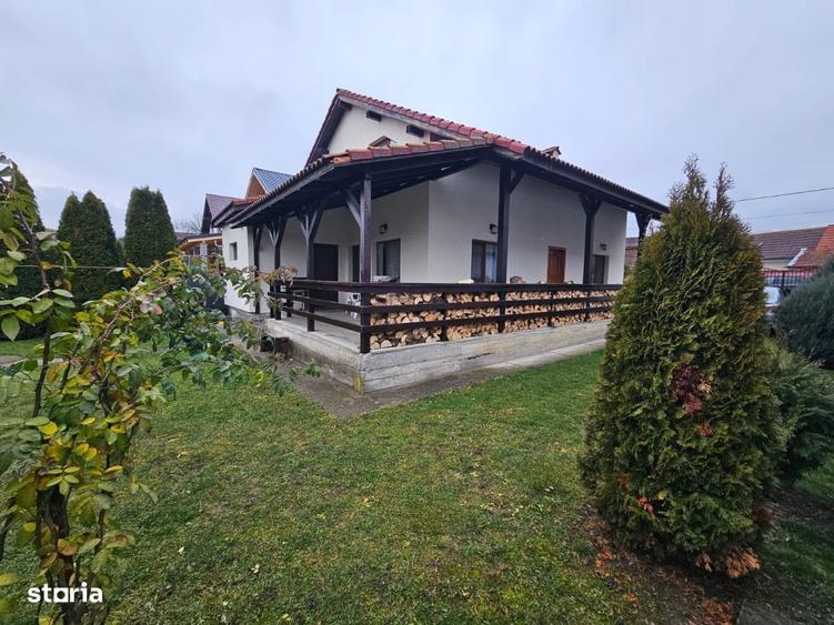 Casă cu 4 camere în Criș