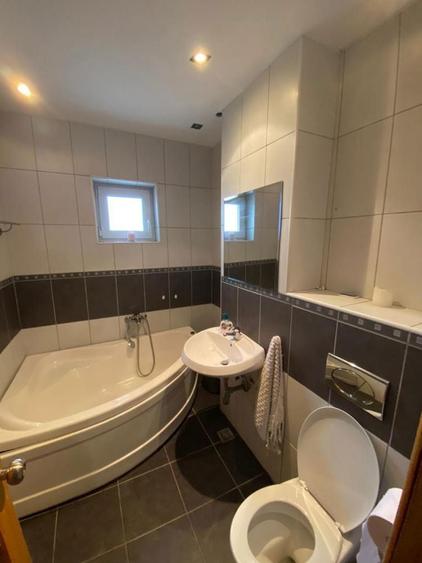 Ofer spre inchiriere Apartament cu 3 camere - 4