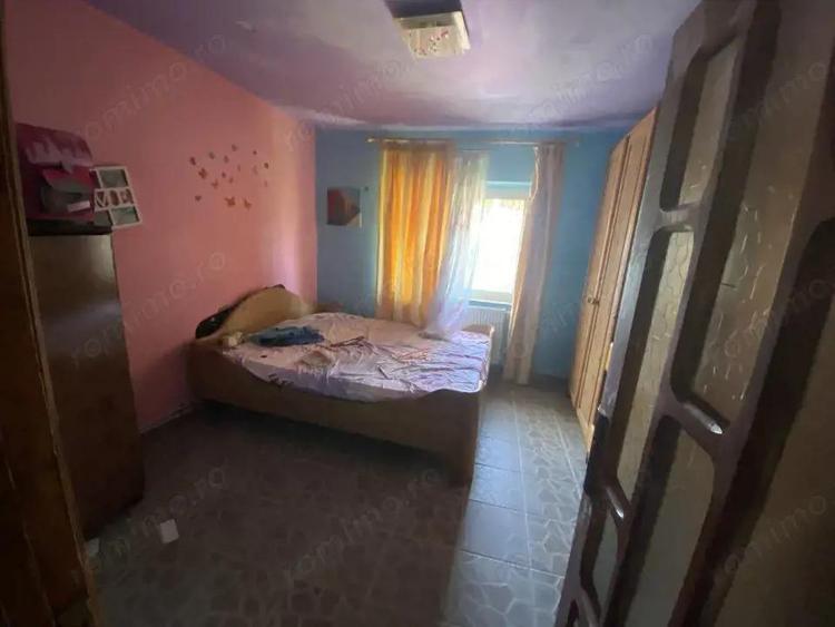 Apartament de 77mp , 3 camere decomandat et.2/4 langa Biserica mica ,Filiasi - 2