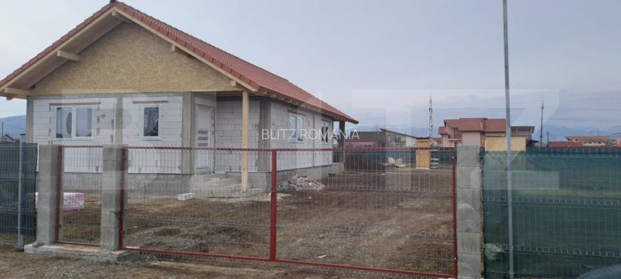 Casa la rosu cu 4 camere, 1134 mp teren, zona Barabant