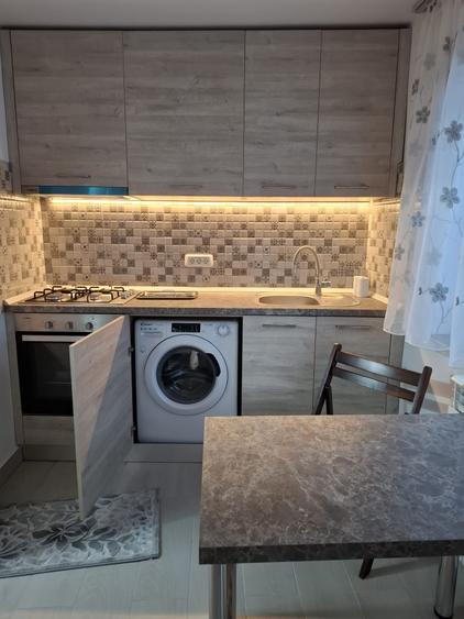 garsoniera noua, moderna, gaz, intrare separata, curata, la curte, 300 euro - 1