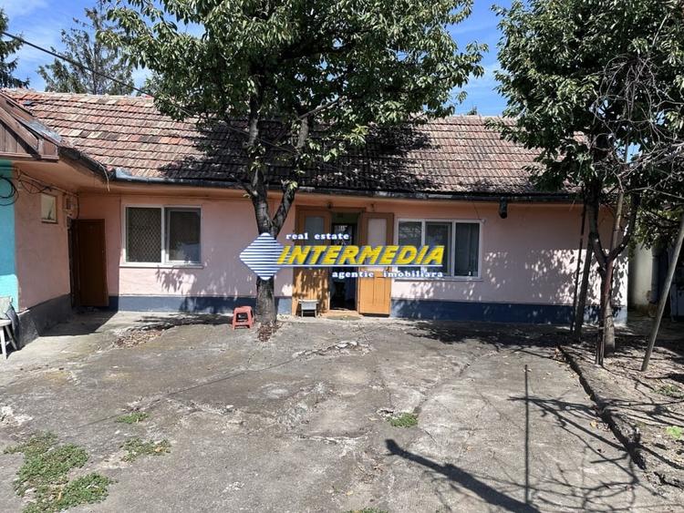 Casa de vanzare Centru 3 camere cu toate utilitatile - 1
