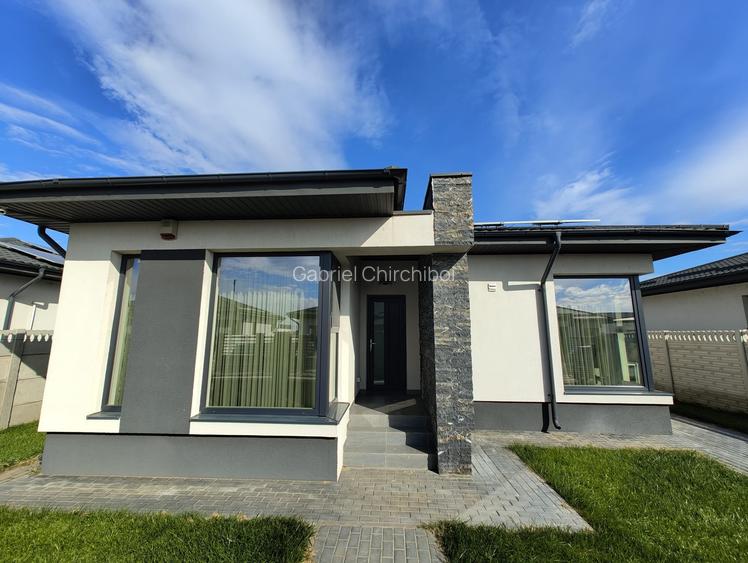 Casă modernă parter – 3 camere, 2 băi, pompă de căldură și panouri solare Casă modernă parter – 3 camere, 2 băi, pompă de căldură și panouri solare