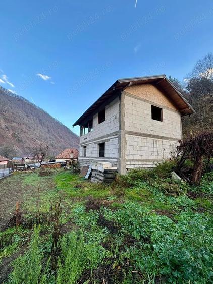 Casa la rosu cu utilitati si teren generos - 8