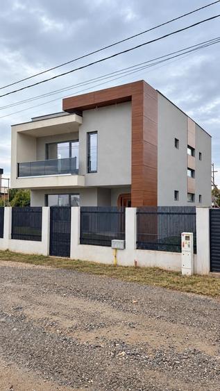 Casă individuală cu 4 camere cu Canalizare în Est