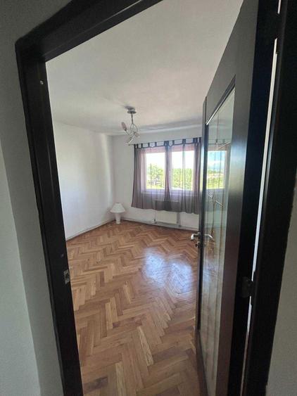 Vand apartament cu trei camere, bucatarie, baie, beci, garaj. - 2