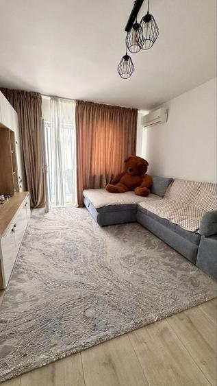 Apartament cu 3 camere semidecomandat în Craiovița Nouă