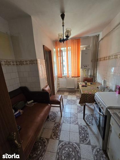 Apartament cu 3 camere decomandat, mobilat în Viziru 3