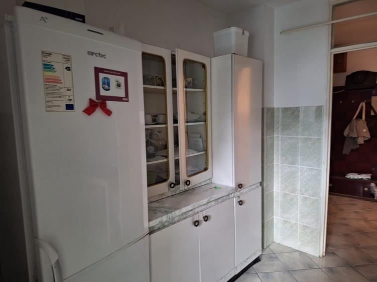 Apartament cu 3 camere decomandat, mobilat în Spital