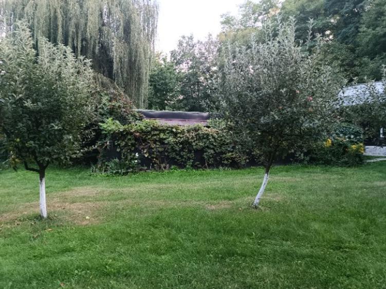 Casă cu 5 camere cu Teren 6500 Mp în Izvoarele