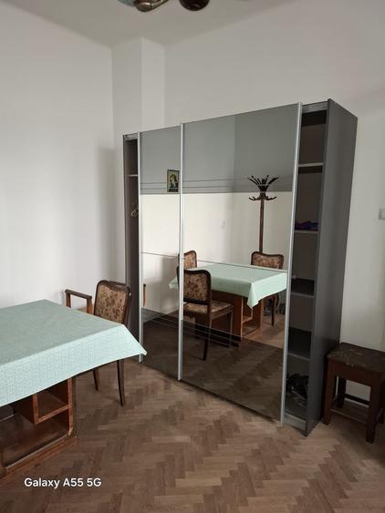 Apartament cu 3 camere semidecomandat în Schei