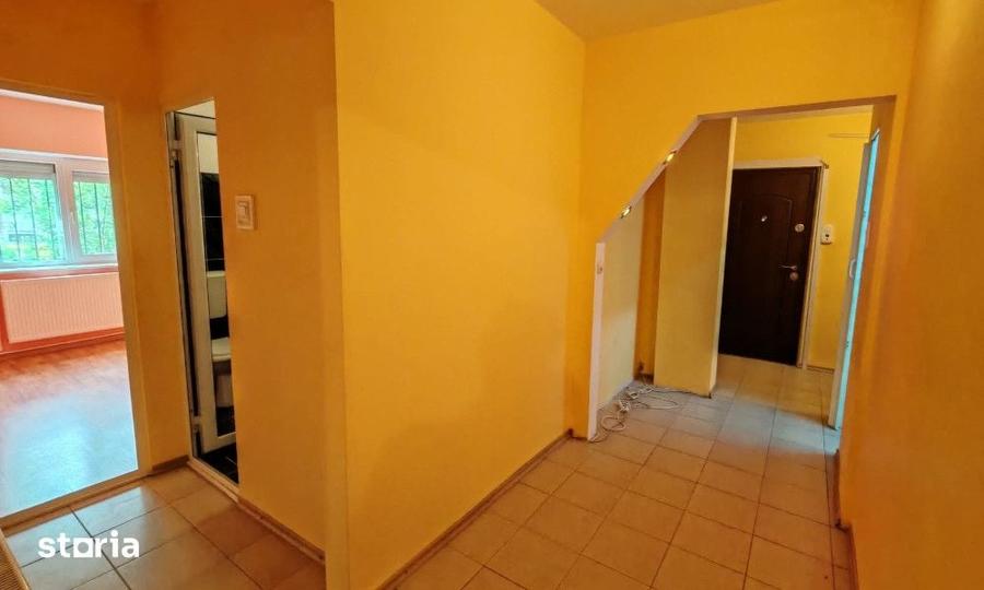 Apartament cu 4 camere decomandat în Micro 21