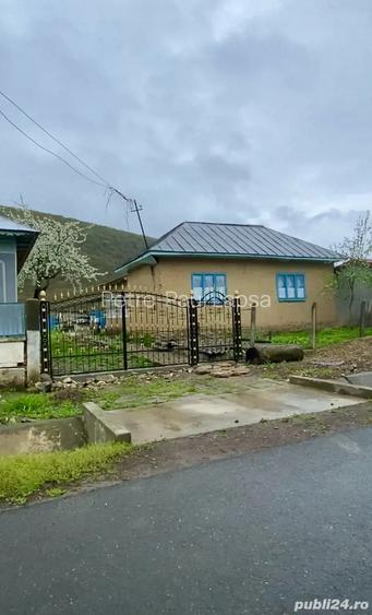 Se vinde casa cu gradina, rau ?i fantana Se vinde casa cu gradina, rau ?i fantana