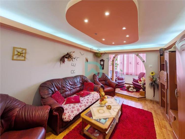Apartament cu 3 camere decomandat în Astra